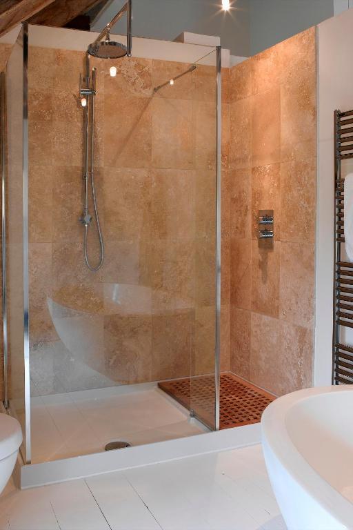 Tuddenham Mill Luxury Hotel Номер фото A shower enclosure