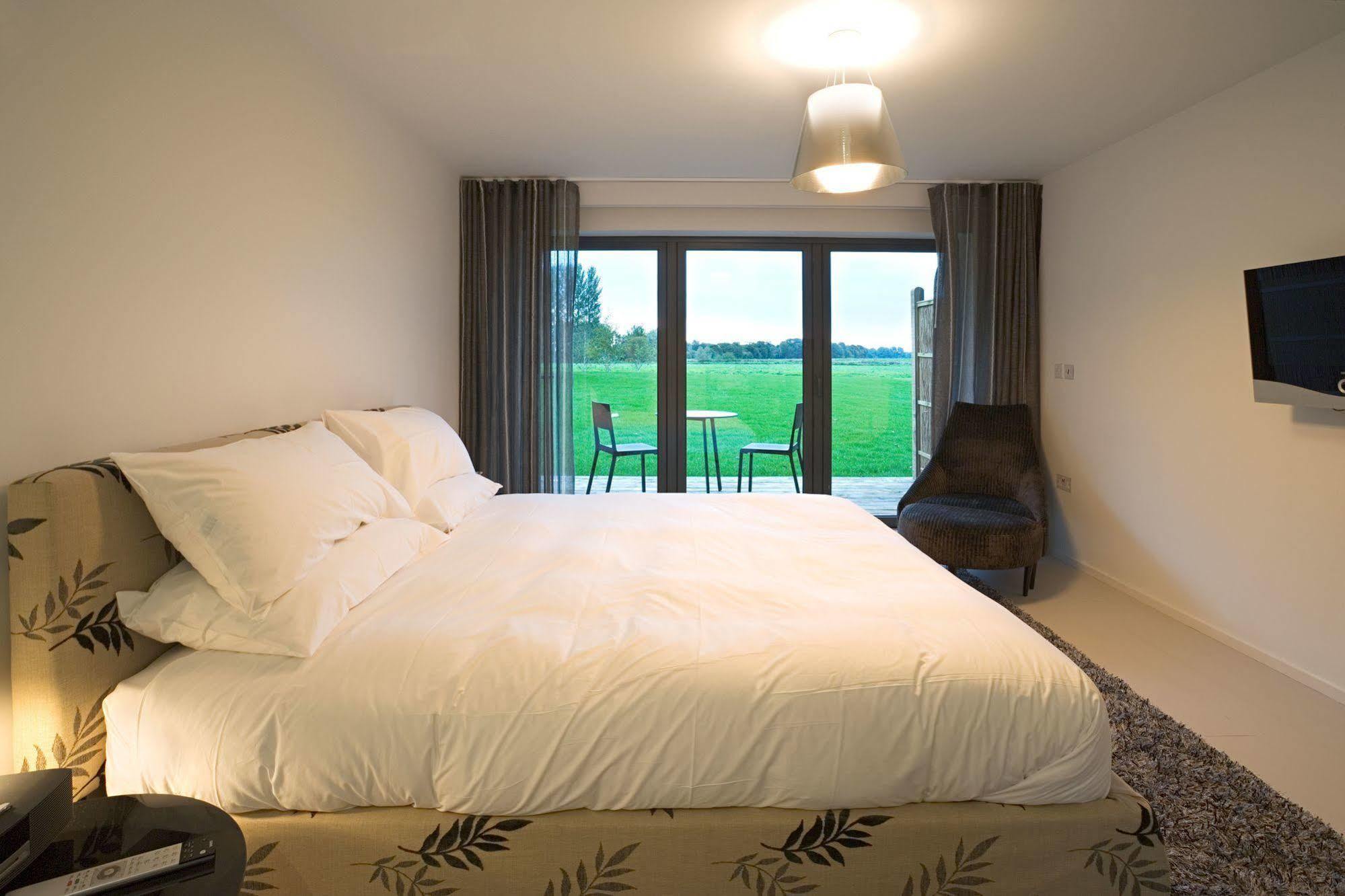 Tuddenham Mill Luxury Hotel Экстерьер фото A bedroom at the hotel