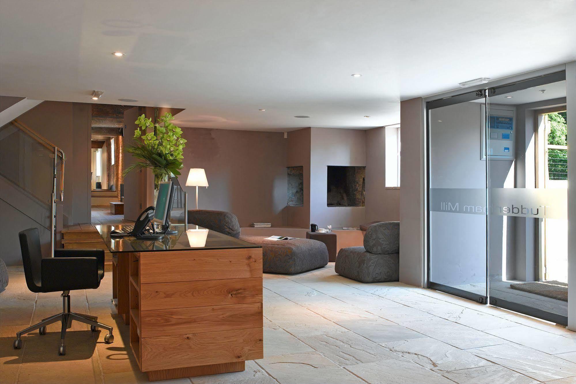 Tuddenham Mill Luxury Hotel Экстерьер фото The interior of a suite at the hotel