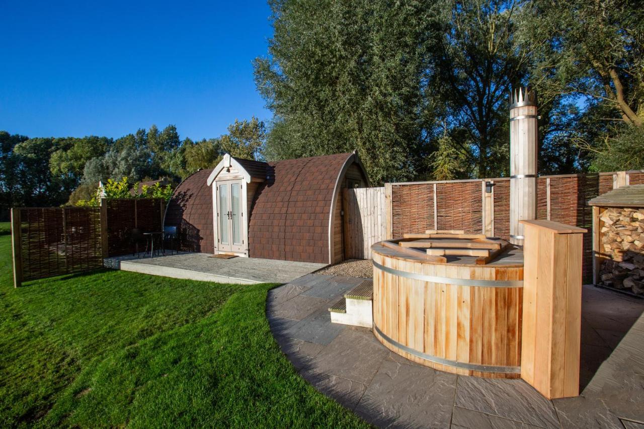 Tuddenham Mill Luxury Hotel Экстерьер фото A hot tub in the UK